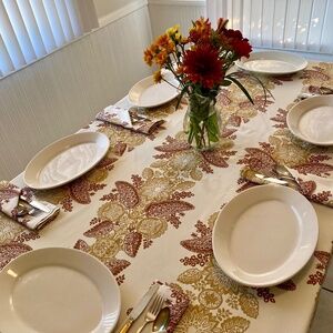 Lovely MARIMEKKO tablecloth and 8 matching napkins
